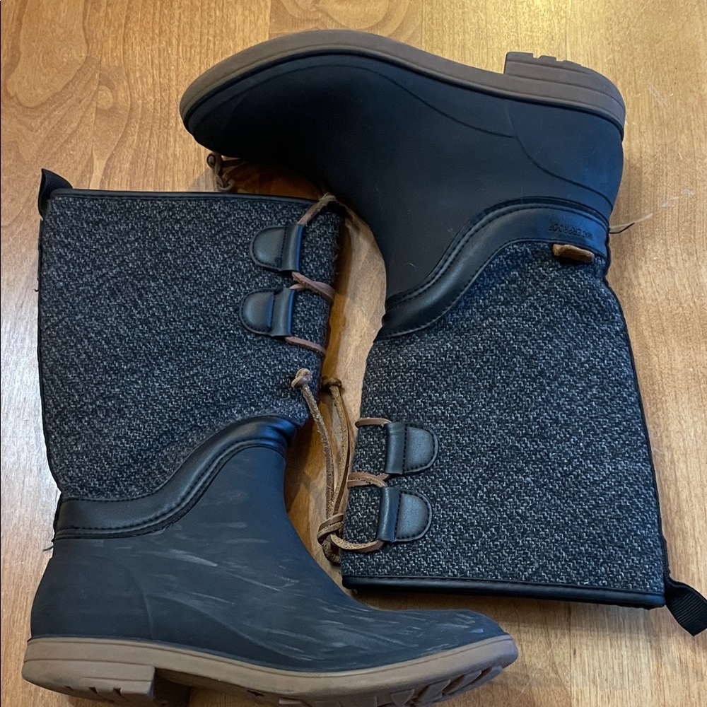 Kamik Women's Stylish Black and Gray Winter Boots. Good Condition. Size 6.